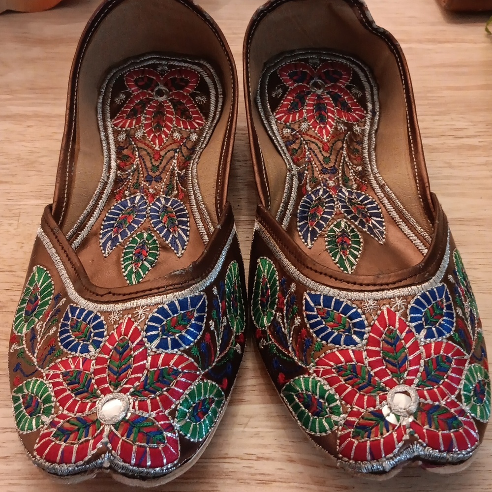 Embroidered Jutti - Picture 7 of 9